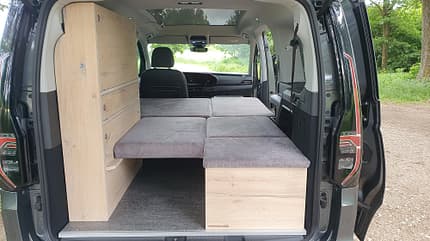natuerliche, reisemobile, echtholz, ausbau, vw, caddy, minicamper Natürliche Reisemobile Caddy - Bett