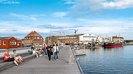 Hafensteg, Svendborg, Promenade, Menschen spazieren Hafensteg, Svendborg, Promenade, Menschen spazieren