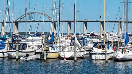 Hafen, Boote und Segelschiffe, Meer, Inselort Hafen, Boote und Segelschiffe, Meer, Inselort