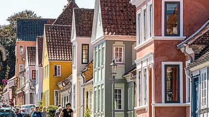 Ærøskøbing, bunte Häuserfassaden, Kletterrosen, gemütliches Inselleben Ærøskøbing, bunte Häuserfassaden, Kletterrosen, gemütliches Inselleben
