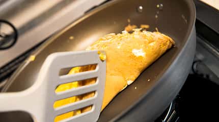 Omlett, Pfanne, Pfannenwender Omlett, Pfanne, Pfannenwender