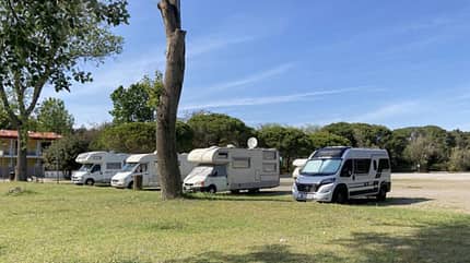 Wohnmobilstellplatz Bagno Kursaal in Lido di Volano, Italien, Emilia-Romagna, Stellplatz, Wohnmobile, Wiese, Parkplatz Wohnmobilstellplatz Bagno Kursaal in Lido di Volano