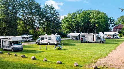 Campingplatz, Wiese, Caravans, sonnig Campingplatz, Wiese, Caravans, sonnig