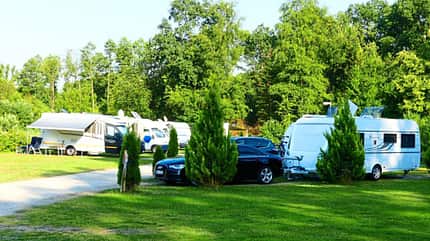 Auto mit Caravan, Wiese, Campingplatz, Natur, Sonne Auto mit Caravan, Wiese, Campingplatz, Natur, Sonne