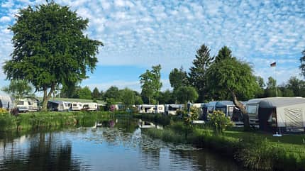 Badeteich, Caravans, Campingplatz,Himmel, Natur Badeteich, Caravans, Campingplatz,Himmel, Natur