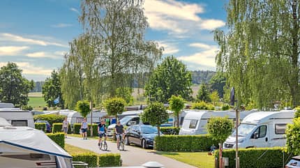 moderner Campingplatz, gutes Wetter, Fahrradwege moderner Campingplatz, gutes Wetter, Fahrradwege