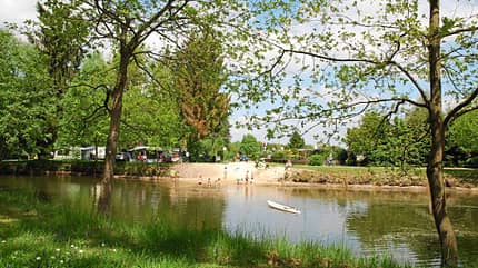 Campingplatz, Badeteich, Natur, kleiner Strand Campingplatz, Badeteich, Natur, kleiner Strand