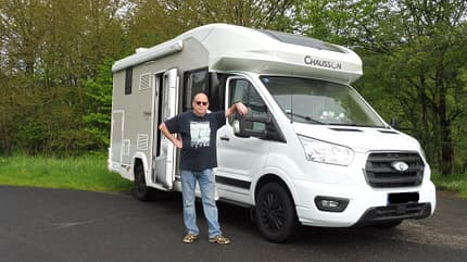 Mann, Sonnenbrille, Teilintegriert, Chausson, Wohnmobil Mann vor Wohnmobil