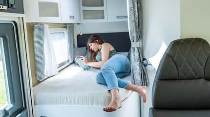 Längsbett, Frau, Bett, lesen Längsbett, Frau, Bett, lesen
