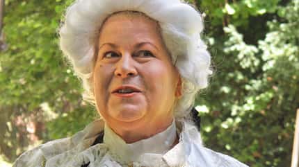 Barockstraße Oberschwaben Fremdenführerin in Memmingen in barocker Tracht