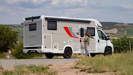Seitansicht, Challenger, teilintegriertes Reisemobil, Frau Seitansicht, Challenger, teilintegriertes Reisemobil, Frau