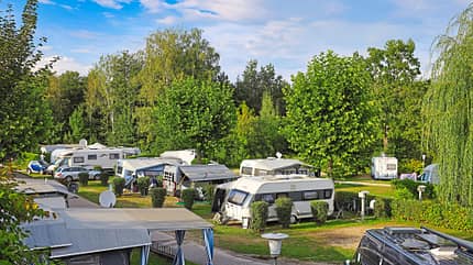 Campingplatz, Parzellen, Caravans, grüne Naturumgebung, Vorzelte Campingplatz, Parzellen, Caravans, grüne Naturumgebung, Vorzelte