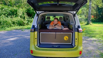Bett, Heckklappe offen, Mann, Matratze Bett, Heckklappe offen, Mann, Matratze