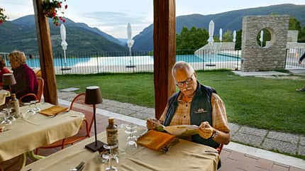 Restaurant, Gast am Tisch, Menükarte, Wein Restaurant, Gast am Tisch, Menükarte, Wein