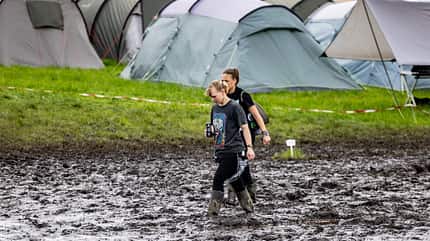 Frauen, Matsch, Festivalgelände, Zelt