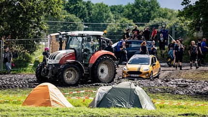 Traktor, Auto, Abschleppen, Abschleppseil, Gelände, Matsch, Zelte