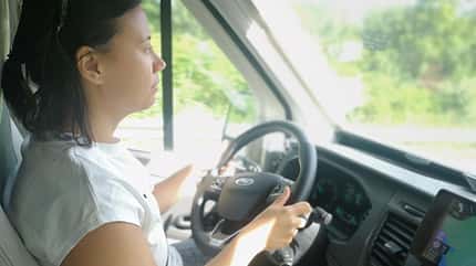 Frau am Steuer, Cockpit Frau am Steuer, Cockpit
