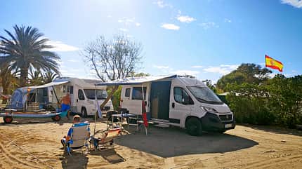Campingplatz, Sand, Wohnmobil, trockenes Klima, Palmen, Spanien Campingplatz, Sand, Wohnmobil, trockenes Klima, Palmen, Spanien