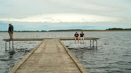 Familie Lind-Andersen, Steg, Campingplatz De Hvide Svaner, Ufer, Wasser Familie Lind-Andersen, Steg, Campingplatz De Hvide Svaner, Ufer, Wasser