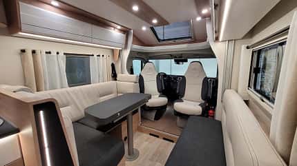 Sitzgruppe, Längsbank, Cockpit, drehbare Fahrersitze Sitzgruppe, Längsbank, Cockpit, drehbare Fahrersitze