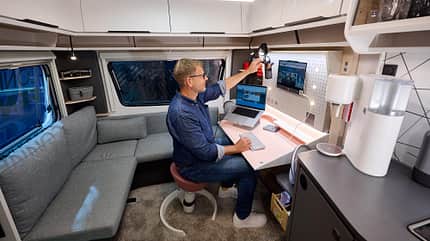 Home Office Caravan, mobiles Arbeiten, digitale Nomaden, Studie Home Office Caravan, mobiles Arbeiten, digitale Nomaden, Studie