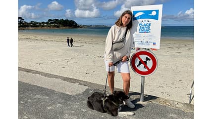 Saint Pol de Léon, Schild, Hund verboten, Hund, Frauchen Saint Pol de Léon, Schild, Hund verboten, Hund, Frauchen