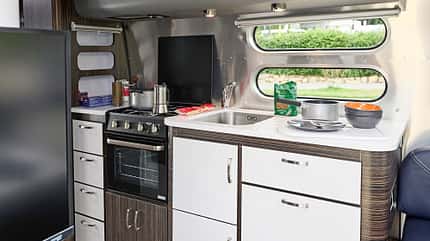 Airstream 648 International Eriba Touring 820 vs. Airstream 648 International f