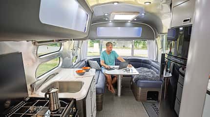Airstream 648 International Eriba Touring 820 vs. Airstream 648 International f