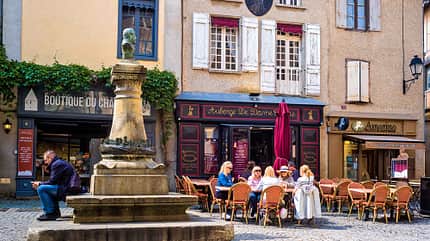 Carcassonne Altstadt, Restaurant, Springbrunnen, Touristen Carcassonne Altstadt, Restaurant, Springbrunnen, Touristen