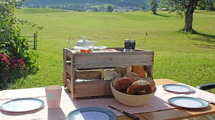 Camping auf dem Bauernhof Oberbayern Frühstück