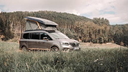 Aufstelldach-Camper, Campervan, Microcamper, Wiese Aufstelldach-Camper, Campervan, Microcamper, Wiese