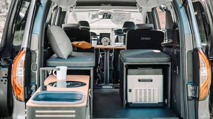 Innenraum, Küchenmodul, Sitzhocker, Tisch, Kühlbox Innenraum, Küchenmodul, Sitzhocker, Tisch, Kühlbox