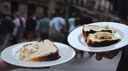 San Sebastian Cheesecake, Kuchen, Käsekuchen, Teller, Spezialität San Sebastian Cheesecake, Kuchen, Käsekuchen, Teller, Spezialität