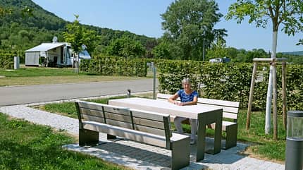 stellplatz-tipp, panorama-therme, beuren Stellplatz der Panorama-Therme Beuren - Picknickgarnitur