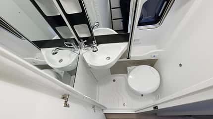 Bad, WC, Schwenkwand, Spiegel, Waschbecken, Fenster Bad, WC, Schwenkwand, Spiegel, Waschbecken, Fenster