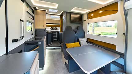 Einrichtung, Interieur, Sitzgruppe, Küche, Betten, grau,weiss, Holzoptik