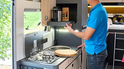 Küche, Gasherd, Spülbecken, Schubladen, Regale mit Auszügen, Kaffemaschine