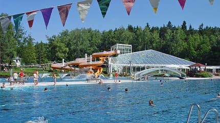 Schwimmbecken, Fähnchengirlande, Familien, Kinder, schönes Wetter