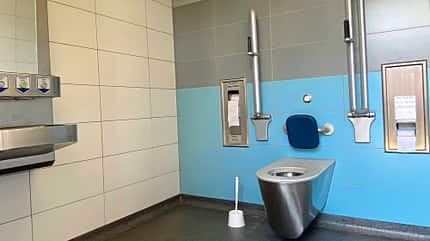 Toilette, Waschraum, Sanitäranalgen, blaue Wand, Klopapier,Spiegel