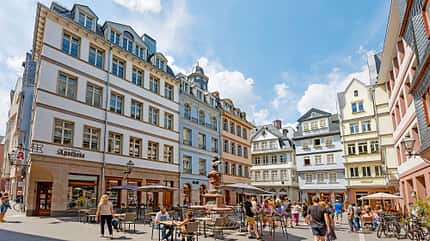 Altstadt, Straßencafe, Friedrich Stoltze Brunnen Altstadt, Straßencafe, Friedrich Stoltze Brunnen