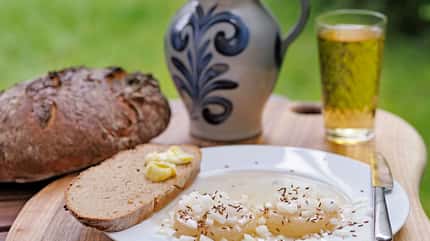 Brot, Käse, Zwiebeln, Bembel, Hessen, Apfelwein Brot, Käse, Zwiebeln, Bembel, Hessen, Apfelwein