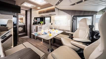 Innenraum, Wohnmobil, integrierter Camper, Sitzgruppe, Wohnraum Innenraum, Wohnmobil, integrierter Camper, Sitzgruppe, Wohnraum