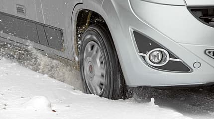 Ratgeber, Praxis, Tipps, Fahren, Winter Durchdrehende Räder machen die Stelle noch glatter oder graben das Reisemobil nur noch weiter ein.