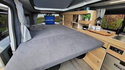Bett, umgeklappte Sitzbank, Schlafplatz, Innenraum Bett, umgeklappte Sitzbank, Schlafplatz, Innenraum