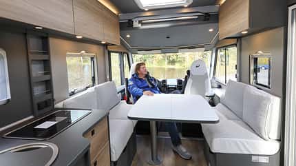 Innenraum, Sitzgruppe, Cockpit, Längsbank, Tisch Innenraum, Sitzgruppe, Cockpit, Längsbank, Tisch