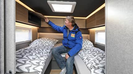 Heckbett, Einzelbetten, Dachstauschrank, Mann, Bettwäsche Heckbett, Einzelbetten, Dachstauschrank, Mann, Bettwäsche