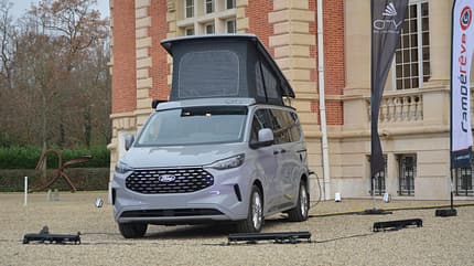 Camper, Dachzelt, grau, Ford Transit, City by Dreamer, Gebäude Camper, Dachzelt, grau, Ford Transit, City by Dreamer, Gebäude