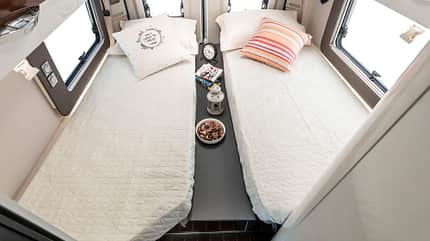 Bett, Kissen, Doppelbett, Fenster, Decke Bett, Kissen, Doppelbett, Fenster, Decke
