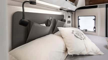 Bett, Kissen, Stauraum, Kopfteil, Lampe Bett, Kissen, Stauraum, Kopfteil, Lampe