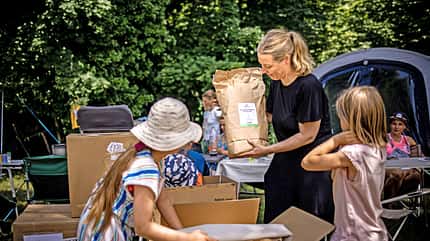 Kartons, Familie, Kinder, Natur, Aufbau Kartons, Familie, Kinder, Natur, Aufbau